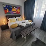 Crys Luxury By The Sea , First Line Mamaia